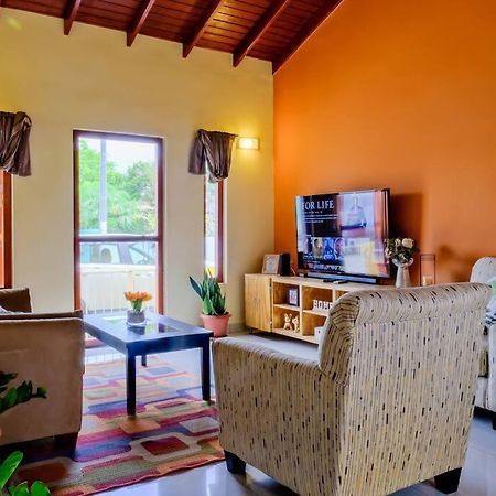 Iona'S Home: Vibrant 2Bedroom Home Near Βίλλεμσταντ Εξωτερικό φωτογραφία